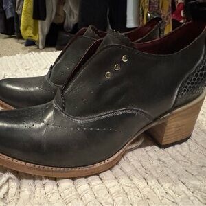 Stylish Black Leather Women's Shoes